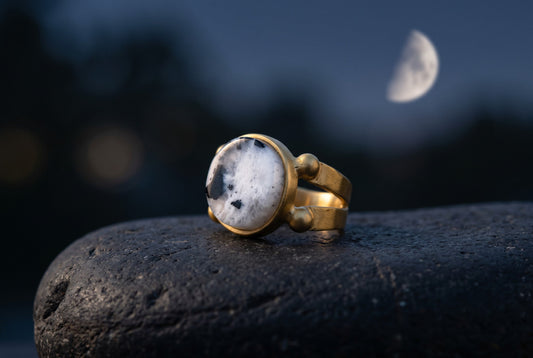 Gemstones by Moon Phase: What to Wear and When